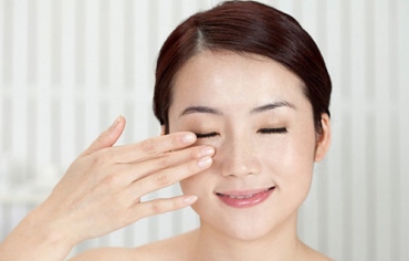 Học phương pháp massage cho vùng da mắt trong vòng 1 phút duy trì nét thanh xuân cho đôi mắt