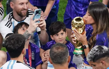 Chiếc điện thoại Messi đang dùng để chụp ảnh sống ảo cho 'nóc nhà' khi vô địch World Cup