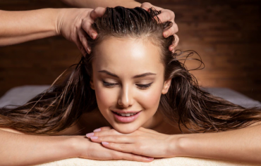 Nàng nào tóc rụng như lá mùa thu hãy ghim ngay vài chiêu massage da đầu cực hiệu quả này