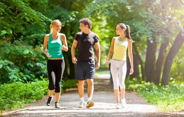 Sự khác biệt giữa chạy bộ buổi sáng và đi bộ buổi tối: Vận động thời điểm nào tốt hơn?