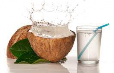 Du lịch biển dịp lễ ai cũng thích uống nước dừa, thế nhưng uống nhiều có tốt không?