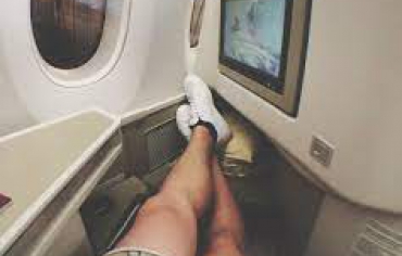 Vì sao bạn không nên cởi giày khi đi máy bay?